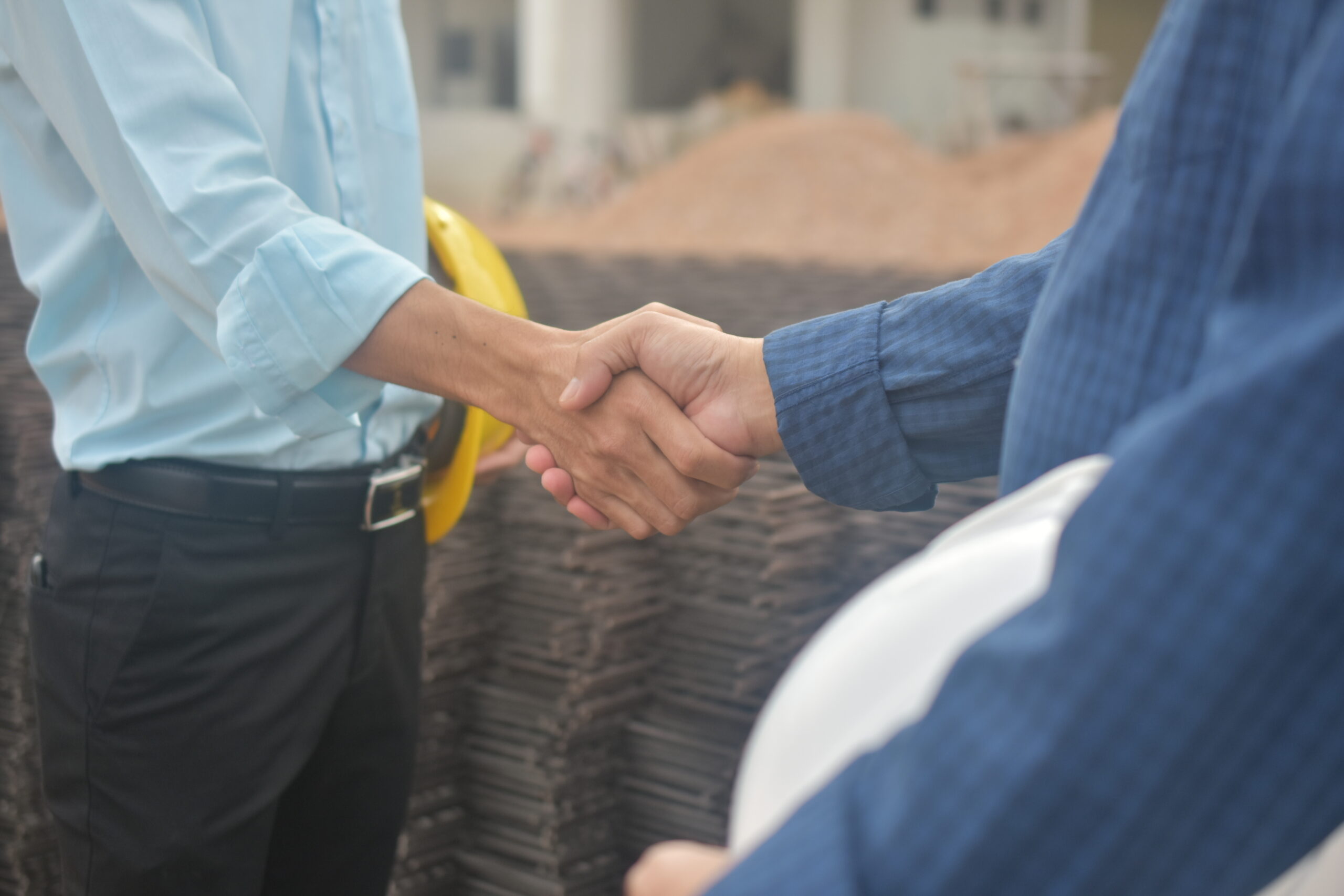 cliente Dos personas dándose la mano